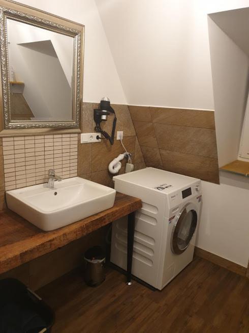 Victory Guesthouse - Handwerker Pension Bielefeld Esterno foto