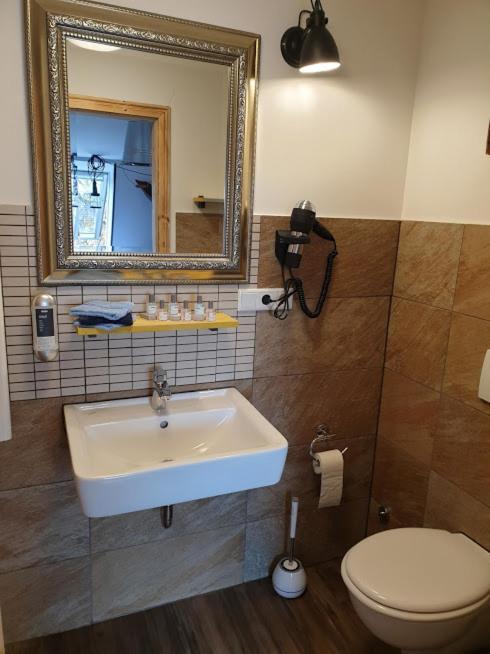 Victory Guesthouse - Handwerker Pension Bielefeld Esterno foto