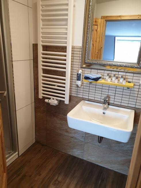 Victory Guesthouse - Handwerker Pension Bielefeld Esterno foto